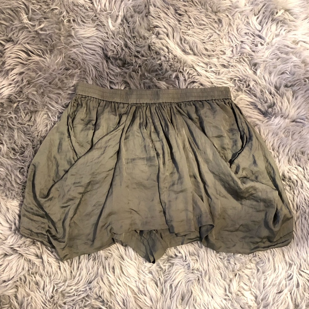 Alexander Wang olive silky shorts w/ apron overlay - Picture 5 of 8